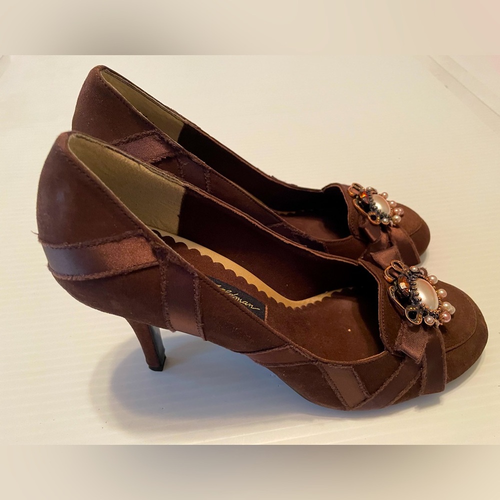 Beverly Feldman size 7.5 Jewel & pearl embellished suede heels. NEW!